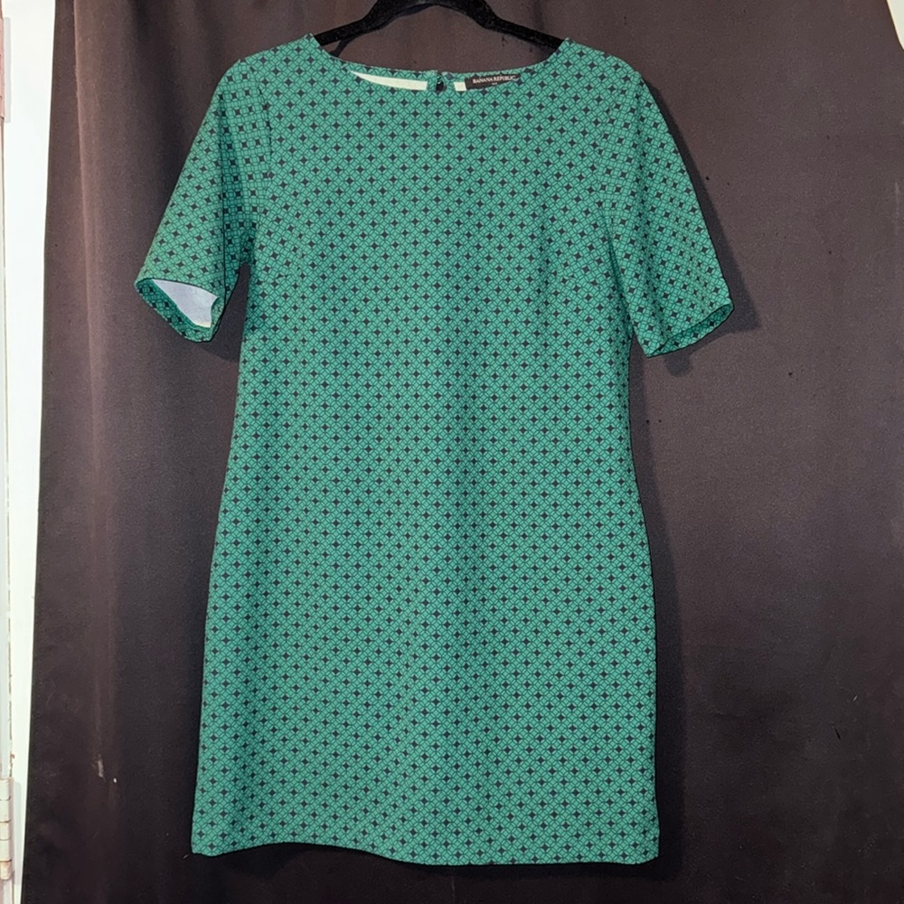 Banana Republic Geometric Print Mini Shift Dress in Kelly Green/Black size SP
